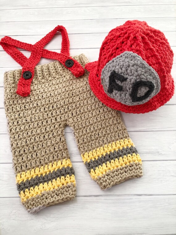 Costume Da Pompiere All'uncinetto Per Neonati (0-6 Mesi) - Set Con Cappello, Pantaloni E Accessori, Lavorato A Mano In Rosso E Giallo, Per Foto E Regali