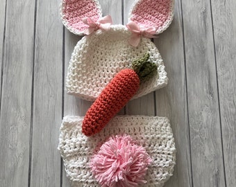 Pasgeboren konijnenmutsje, roze en wit konijn, gehaakte wortel, paasmandje, fotorekwisiet