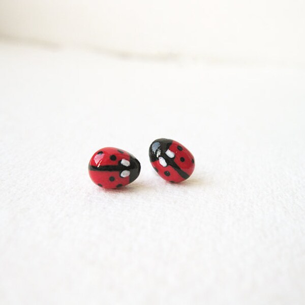 FREE WORLDWIDE SHIPPING - Petite Ladybug Ear Studs