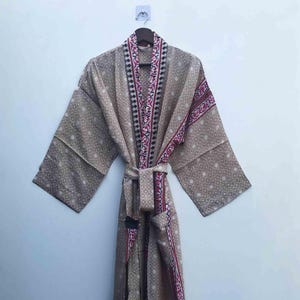 Kimono de patchwork de seda crepé reciclada: Vestido de lujo para estar en casa n.° 17