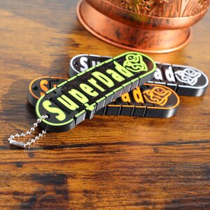 Porte-clés Super Papa – cadeau personnalisé pour papa | Cadeau pour la fête des pères | Impression 3D | Pendentif Flexi pour homme
