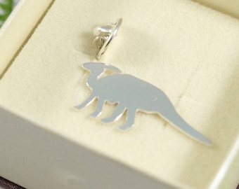 Broche de hadrosaurio de plata de ley reciclada: Un adorable Parasaurolophus en plata de ley.