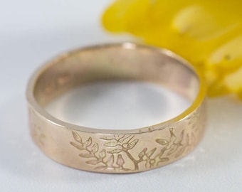 Gold Botanical Wedding Bands: A Set of his and his 18k gold wedding rings