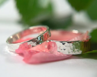 Alianças de casamento ecológicas em ouro branco 18 quilates: conjunto de anéis com textura martelada