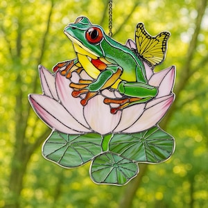 Acchiappasole in vetro colorato finto a forma di rana verde con fiore di loto / Decorazione per finestre in acrilico a forma di rana / Grazioso ornamento a forma di animale / Regalo da giardino / Arte da appendere per amanti della natura