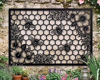 Könnte beinhalten: Ein rechteckiges Wandkunstobjekt aus schwarzem Metall mit einem lasergeschnittenen Wabenmuster. Das Design enthält detaillierte Illustrationen von Bienen und Hibiskusblüten, die in die Ecken und Kanten des geometrischen Sechseckgitters integriert sind.