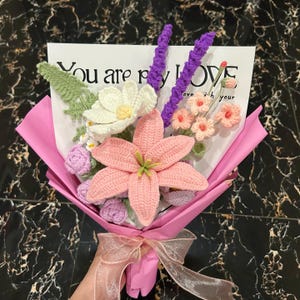 Gehäkelter Lilienblumenstrauß, handgemachte Blume, Geschenk für schwangere Freundin, Hochzeitstag der Eltern, Blumenarrangement, Abschlussfeier, Brautstrauß