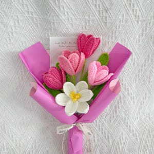 かぎ針編みの花束、手作りのチューリップの花、友人への贈り物、両親の結婚記念日、フラワーアレンジメント、ブライダルブーケ、ユニークな贈り物