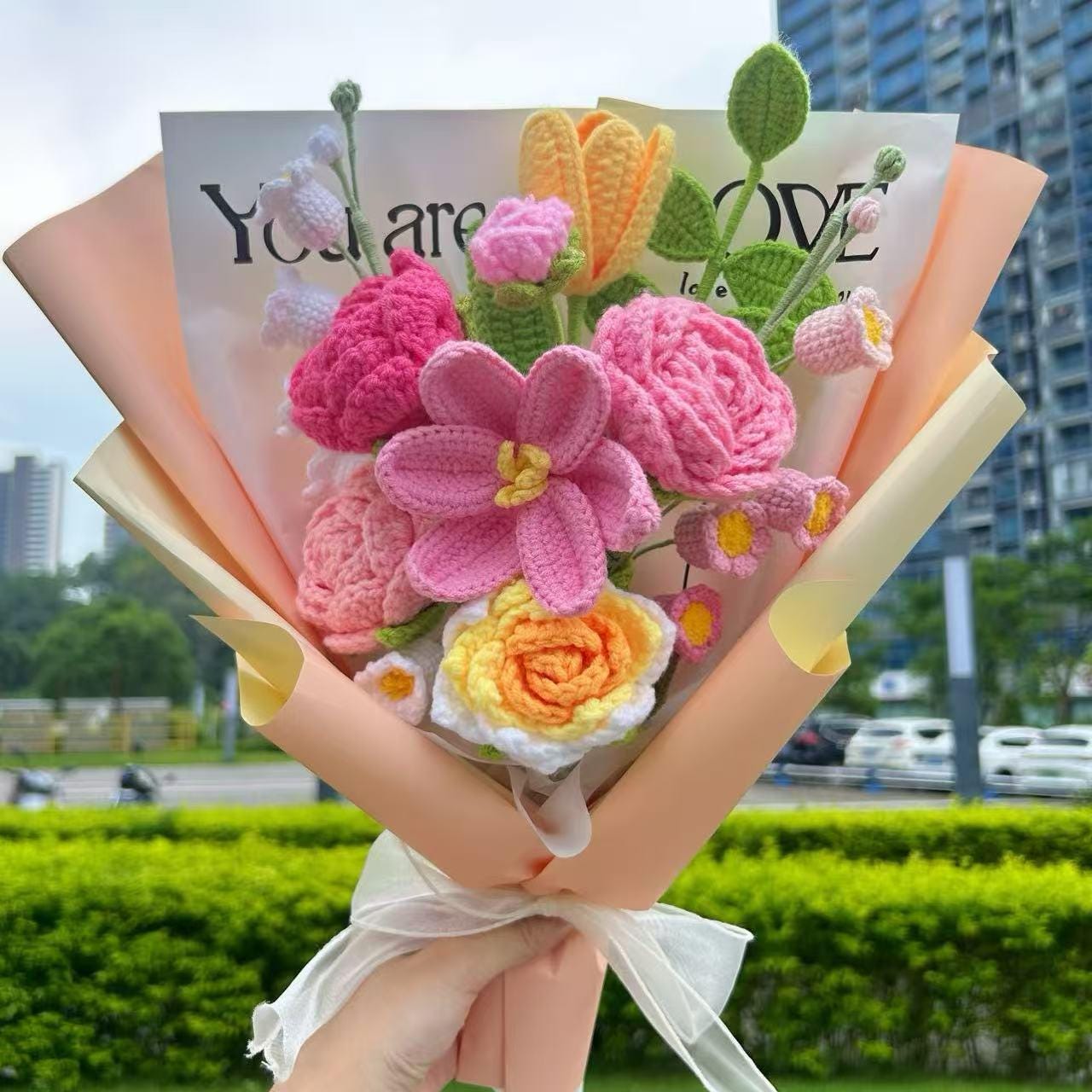 BmBpWOW Crochet Flower Bouquet - Tulip & Rose In Pink, Never-Wilt Knitted Floral Gift With Lights