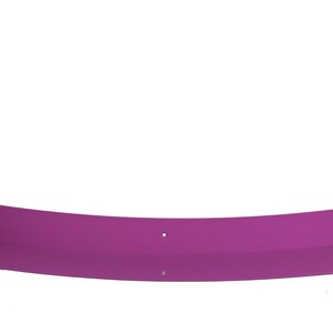 Op de afbeelding: Een gebogen, magenta-kleurig metalen object met twee rechtopstaande, rechthoekige uiteinden. Het object heeft een glad, reflecterend oppervlak en lijkt een decoratief of functioneel stuk te zijn. Verschillende kleine gaten zijn zichtbaar langs het gebogen gedeelte.