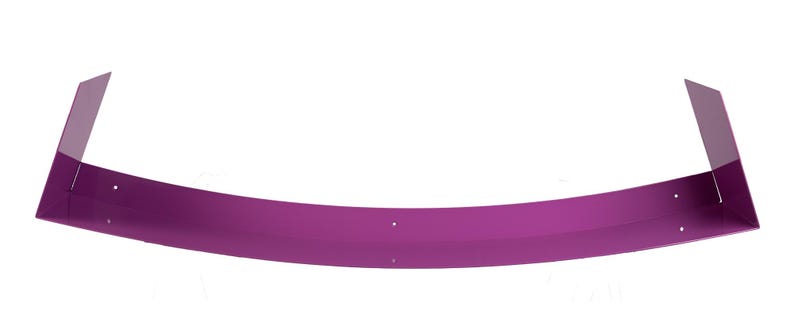 Op de afbeelding: Een gebogen, magenta-kleurig metalen object met twee rechtopstaande, rechthoekige uiteinden. Het object heeft een glad, reflecterend oppervlak en lijkt een decoratief of functioneel stuk te zijn. Verschillende kleine gaten zijn zichtbaar langs het gebogen gedeelte.