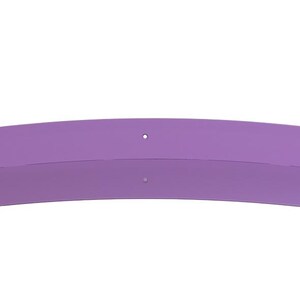 Op de afbeelding: Een gebogen, lavendelkleurig metalen plankje met twee rechte zijkanten. De plank heeft een gladde afwerking en is ontworpen om aan de muur te worden bevestigd. Het plankje heeft een eenvoudig, modern ontwerp.