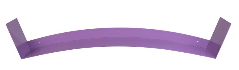 Op de afbeelding: Een gebogen, lavendelkleurig metalen plankje met twee rechte zijkanten. De plank heeft een gladde afwerking en is ontworpen om aan de muur te worden bevestigd. Het plankje heeft een eenvoudig, modern ontwerp.