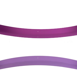 Op de afbeelding: Twee gebogen, paarse metalen planken. Elke plank heeft een rechthoekige vorm met een gebogen midden en twee rechte zijkanten. De bovenste plank heeft een donkerdere paarse tint dan de onderste plank.