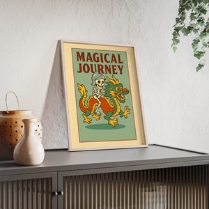 Póster Viaje Mágico – Arte mural caprichoso de caballero esqueleto y dragón | Lámina de fantasía retro enmarcada para habitación infantil, decoración bohemia e interiores eclécticos