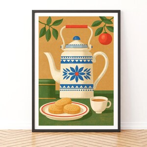 Può includere: Una stampa artistica incorniciata raffigurante una teiera color crema con motivi floreali blu e un manico rosso. Accanto si trovano una piccola tazza bianca con tè, un piattino con tre biscotti rotondi e un barattolo verde su sfondo senape.