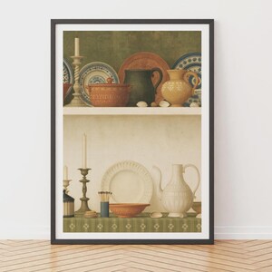 Può includere: Una stampa artistica da parete incorniciata che raffigura due ripiani pieni di utensili da cucina. Il ripiano superiore presenta un alto candelabro, piatti decorati, una ciotola in terracotta, una brocca verde scuro e una caraffa gialla. Il ripiano inferiore contiene due candelabri, un piatto bianco, una ciotola in terracotta e una caraffa bianca.