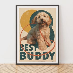 Puede incluir: Una lámina enmarcada que muestra a un perro de pelo rizado color marrón claro sentado frente a círculos superpuestos en amarillo y azul verdoso oscuro. Una fina línea naranja rodea al perro y el texto BEST BUDDY aparece en azul verdoso.