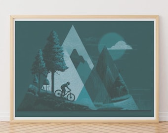 Könnte beinhalten: Gerahmter Kunstdruck mit einem Radfahrer auf einem Mountainbike. Das Kunstwerk verwendet eine Farbpalette aus Türkis und Weiß mit geometrischen Bergformen, Bäumen, einer Sonne und Wolken. Der Druck ist in einem hellen Holzrahmen.