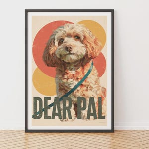 Puede incluir: Una lámina enmarcada que muestra a un perro de pelaje castaño claro y esponjoso con una correa de color verde azulado sobre el pecho. El fondo tiene círculos superpuestos naranjas y amarillos. El texto DEAR PAL aparece en grandes letras verdes.