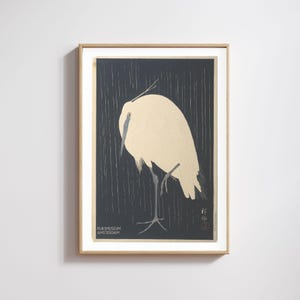 Stampa giapponese, stampa vintage di airone giapponese, airone bianco maggiore sotto la pioggia, stampa di Ohara Koson, poster naturalistico giapponese, poster di uccelli trampolieri, Giappone