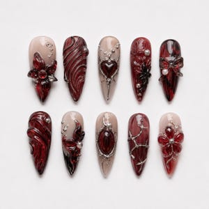 3D-hartpers op nagels | Rode robijnrode glazen gelnagelkunst | Zilveren chroomkleurige doornstriknagels | Lange gotische coquette-nepnagels met stiletto