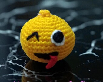 Patrón de ganchillo de emoji guiñando un ojo: llavero amigurumi en PDF -Regalo adicional incluido- (Descarga en PDF)