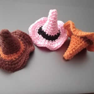Può includere: Tre cappelli da strega all'uncinetto in marrone, rosa e arancione. Il cappello marrone ha una fascia arancione, il cappello rosa ha una fascia nera e il cappello arancione è in tinta unita. Questi cappelli fatti a mano sono perfetti per Halloween.
