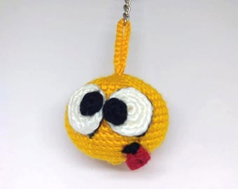 Patrón de ganchillo del emoji de la lengua guiñando un ojo: llavero amigurumi (descarga en PDF)