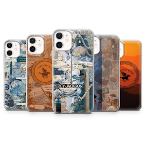 Puede incluir: Una colección de fundas para teléfonos con varios diseños. Una funda presenta un círculo marrón con un pegaso, otra tiene un collage con el texto "PERCY JACKSON", y otras tienen temas azules y naranjas. Las fundas son de plástico transparente.