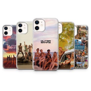 Puede incluir: Cinco fundas para iPhone con diferentes diseños. Una muestra el texto "Outer Banks" sobre un atardecer. Otra muestra a un grupo de personas en la playa. Las fundas tienen un acabado transparente y brillante.