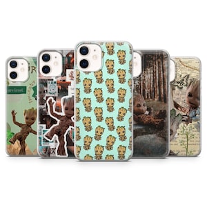 Puede incluir: Una colección de fundas para teléfonos con el personaje Groot de Guardianes de la Galaxia. Los diseños incluyen a Groot en varias poses, un patrón repetido de Groot e imágenes de Groot en un entorno forestal. Las fundas son de varios colores.
