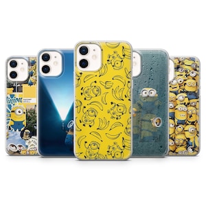 Könnte beinhalten: Fünf Handyhüllen mit Minions-Designs. Eine Hülle ist gelb mit Bananen und Minions, eine andere blau mit einem Lichtdesign, und eine dritte zeigt einen Minion in einem regenartigen Muster. Die Hüllen sind transparent und bedecken die Rückseite des Telefons.
