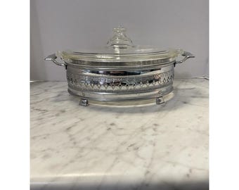 Cazuela vintage Pyrex de vidrio transparente de 1,5 cuartos con tapa y base de metal, estilo mediados de siglo.