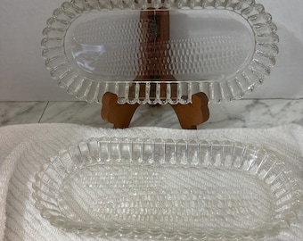Par de platos/portaequipastas de vidrio grueso con forma de mazorca de maíz de la marca Hazel Atlas de la década de 1960, con relieve.