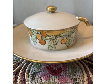 アンティーク磁器製蓋付きクリームスープボウル、フルーツ付き下皿、お玉、金彩