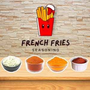 Op de afbeelding: Afbeelding met een cartoonillustratie van friet met ketchup en de tekst "FRENCH FRIES SEASONING". Hieronder vier kleine kommen met verschillende gekleurde kruiden: groen, oranje, geel en rood.