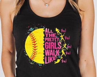 Camiseta sin mangas estilo racerback "All The Pretty Girls Walk Like This" y crop top para jugadora de softbol.