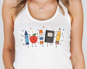 Camiseta sin mangas con diseño de útiles escolares, top corto para la vuelta al cole, camiseta sin mangas estilo nadador con diseño de crayones, Apple Pencil y cuaderno.