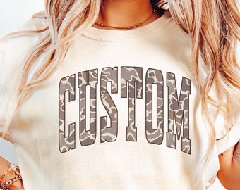 Chemise camouflage couleur confort avec texte personnalisé, t-shirt camouflage old school personnalisé, t-shirt camouflage universitaire, chemise lettres universitaires, chemise mascotte camouflage de l'équipe