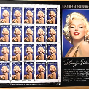 Op de afbeelding: Een vel met 20 Amerikaanse postzegels met een portret van Marilyn Monroe. De postzegels zijn gerangschikt in vier rijen van vijf. Elke postzegel heeft een blauwe achtergrond en toont een portret van Marilyn Monroe in een gouden jurk. De postzegels zijn omgeven door een witte rand. De tekst "Legends of Hollywood" en "Marilyn Monroe" staat op het vel gedrukt.