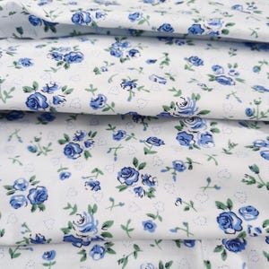 Tessuto di cotone floreale blu - Morbido cotone 100% per abiti, quilting, bricolage - Sfondo bianco - Venduto a mezzo metro