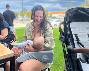 ポータブル授乳枕：人間工学に基づいたウェッジ、旅行時の授乳サポート