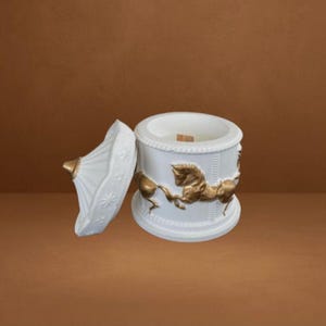 Vintage Style Soy Wax Candle with Lid: White & Gold Floral Jar