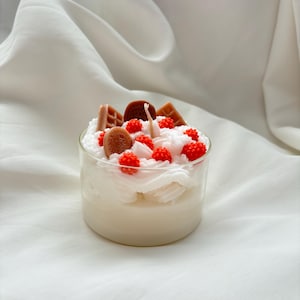 Bougie dessert parfumée à l&#39;orange faite main : crème fouettée et bougie de soja aux baies