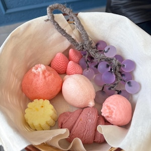 Jabón de frutas artesanal: cesta de regalo vegana para decoración de baño