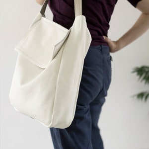 FOKS FORM Tote Bag 02, Minimalistische Leder Tragetasche, Handtasche, Schultertasche, Alltagstasche, strukturierte Tasche, Schultertasche, weiße Ledertasche