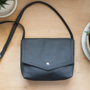 FOKS FORM Mi Bag 02, Minimal leather shoulder bag, messenger bag, crossbody bag, structured bag, gift for her, gift under 50, everyday bag