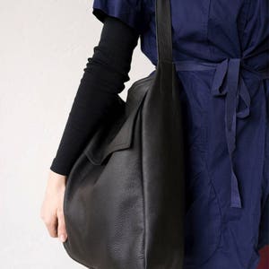 FOKS FORM Tote Bag 08, Minimal leather tote bag, handbag, shoulder bag, everyday bag, structured leather, structured bag, black leather tote image 5