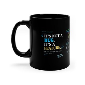Puede incluir: Una taza de cerámica negra con el texto "IT'S NOT A BUG, IT'S A FEATURE." en blanco, azul y amarillo. El texto adicional incluye "SOFTWARE DEVELOPMENT," "SAME CODE. DIFFERENT PERSPECTIVE. HAPPIER DEVELOPER." y "Keep coding. Keep smiling."